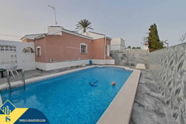 Vila su privačiu baseinu, Alicante provincijoje, Torrevieja mieste, El Chaparral rajone. 4 kambariai