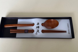 Azijietiškos valgymo lazdelės ir šaukštas