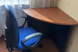 Darbo staliukas kampe su kede