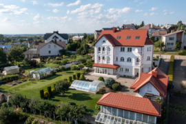 PARDUODAMAS IŠSKIRTINIS NAMAS SU UŽDARU LAUKO BASEINU ALYTUJE, TURISTŲ GATVĖJE.