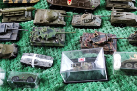 Daug ivairiu Tanku Modeliuku is metalo ir Plastiko