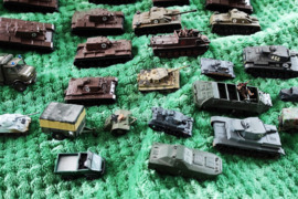 Aug ivairiu Tanku Modeliuku is metalo ir Plastiko