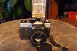 Antikvarinis fotoaparatas Zenit ir blykstė
