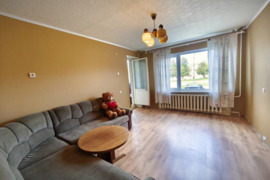 PARDUODAMAS 3 KAMBARIŲ BUTAS PIRMAME AUKŠTE MOLĖTŲ MIESTE