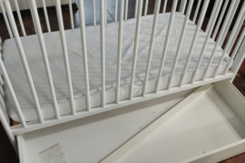 Vaikiska balta lovyte su stalciumi ir ciuziniu