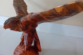 Parduodama rankų darbo medinė erelio skulptūra