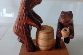 Parduodama rankų darbo medinė skulptūrėlė „Meškos prie statinės“ ????????