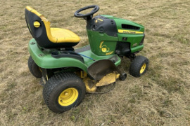 John Deere X120 sodo traktorius zoliapjove variklis Japan  Kawasaki  2 cilindrai  AUTOMATAS