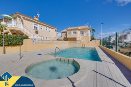 Bungalas su bendru baseinu, Alicante provincijoje, Torrevieja mieste, Playa de los Locos. 3 kambaria
