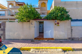 Renovuotas namas su terasa, Alicante provincijoje, Torrevieja mieste, La Mata rajone. 4 kambariai | 