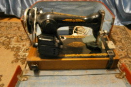 1983 metų siuvimo mašina ,elektrinė