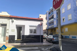 Renovuotas namas su terasa, Alicante provincijoje, Torrevieja mieste, Playa del Cura rajone. 5 kamba