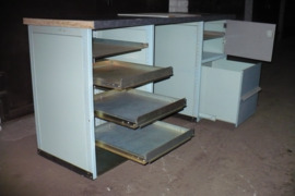 Parduodu šaltkalvio stalus su spintelėmis