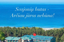 Butas per du aukštus ant jūros kranto