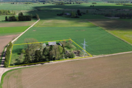 Kupiškio rajone, Skapiškio sen., Slabados k., parduodamas rąstinis gyvenamasis namas kartu su 0.70 h