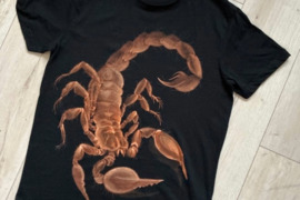  Išskirtiniai rankų darbo piešti marškinėliai – kiekvienas unikalus!