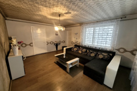 Parduodamas prižiūrėtas mūrinis namas su ūkiniais pastatais ir žemės sklypu Mažeikių r., Bugeniuose