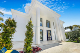 Statoma vila su baseinu, Malaga provincijoje, Marbella mieste. 7 kambariai | 647 m² | 1 kilometras i