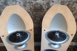 Kef q7  Kolonėlės, garsiakalbiai