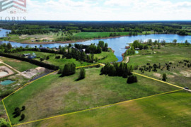 Gražioje, aukštesnėje reljefo vietoje, šalia Bartkuškio ežero parduodamas 222 arų žemės sklypas