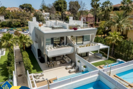 Vila su privačiu baseinu, Malaga provincijoje, Marbella mieste, Puerto Banús rajone. 6 kambariai | 2