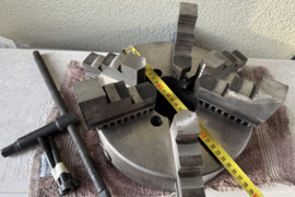 Metalo tekinimo staklių griebtuvas 250 mm