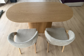 Ovalus valgomojo stalas