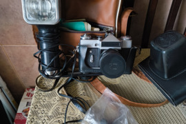 CCCP FOTOAPARATAS ZENIT E su BLYKSTE.zr. foto.  GERO STOVIO .ZR FOTO .VEIKIA !