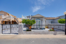 Saulėtas kotedžas su erdviu kiemu