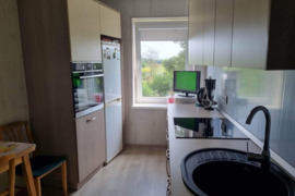 Sveiki, parduodamas Pagėgiuose 3 kambarių butas! Antrame aukšte. Su baldais ir buitine technika! Tva