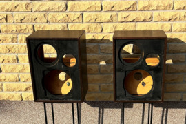 Parduodamos audio kolonėlių dėžes