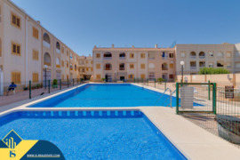 Apartamentas su bendru baseinu, Alicante provincijoje, Torrevieja mieste, Playa del Acequión rajone.