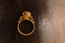 Žiedas idomiu formu auksinis