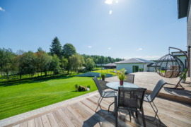 Parduodamas 5-kių kambarių namas su 25 a. žemės sklypu.