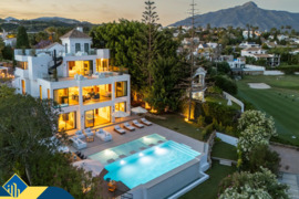 Vila su privačiu baseinu, Malaga provincijoje, Marbella mieste, Nueva Andalucia rajone. 7 kambariai 