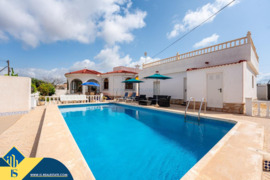 Vila su privačiu baseinu, Alicante provincijoje, Torrevieja mieste, El Chaparral rajone. 4 kambariai