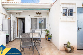Renovuotas bungalas su terasa, Alicante provincijoje, Torrevieja mieste, Torreta rajone. 3 kambariai
