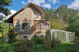 Dvigubame 6a+6a sklype mūrinis namas. Yra šulinys, židinys, garažas, šiltnamis 