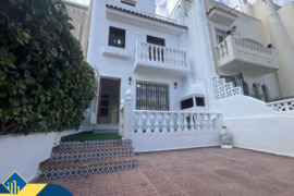 Renovuotas namas su terasa, Alicante provincijoje, Torrevieja mieste. 4 kambariai | 93 m² | 800 metr