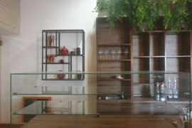 Parduodama Elegantiška Stiklinė Vitrina