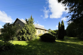 Tytuvėnų apylinkėse, ežerų apsuptyje, parduodama sodyba su erdviu žemės sklypu.