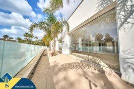 Vila su privačiu baseinu, Malaga provincijoje, Marbella mieste, Los Monteros rajone. 6 kambariai | 9