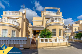 Namas su bendru baseinu, Alicante provincijoje, Orihuela Costa mieste. 4 kambariai | 105 m² | 2 kilo