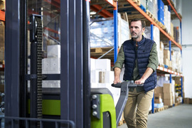 Krovėjas(-a) su el. palečių vežimėliu