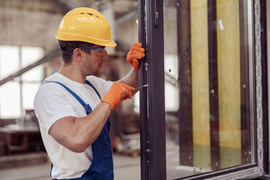 Durų surinkėjas(-a)