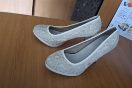 Moteriska avalyne tase