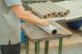 Kartono tūtų pakuotojas(-a)