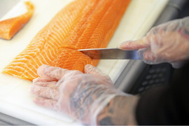 Gamybos darbuotojas(-a) prie žuvies