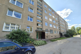 Naujojoje Akmenėje parduodamas pilnai įrengtas vieno kambario butas TREČIAME AUKŠTE Respublikos gatv