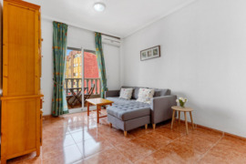 Saulėti apartamentai su bendruomeniniu baseinu